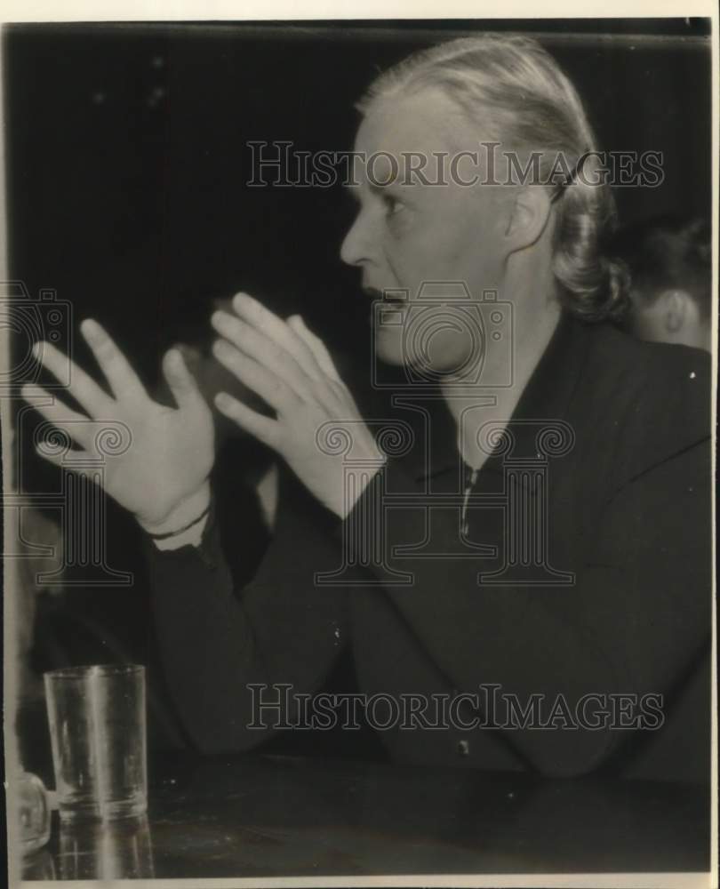 1943 Press Photo Columnist Dorothy Thompson gestures while making point.- Historic Images