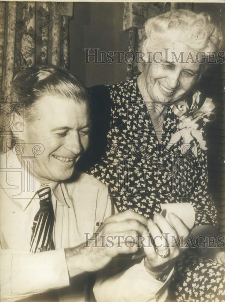 1946 Press Photo Roy Turner and mother keep tab on election returns in Oklahoma- Historic Images