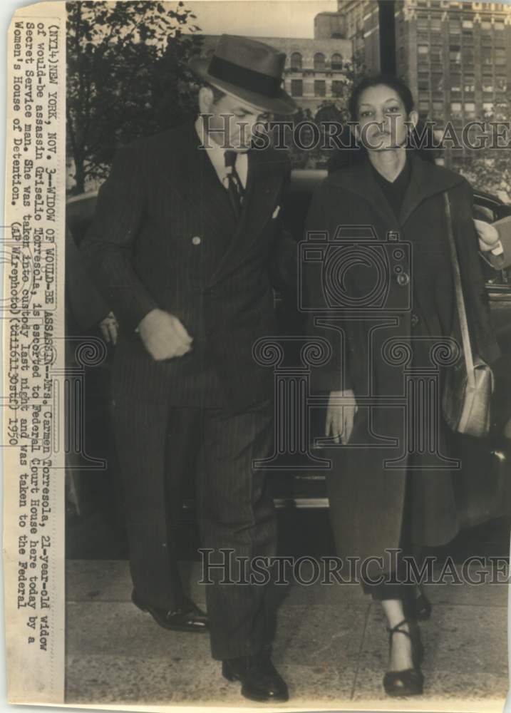 1950 Press Photo Carmen Torresola escorted by Secret Service agent to NY court.