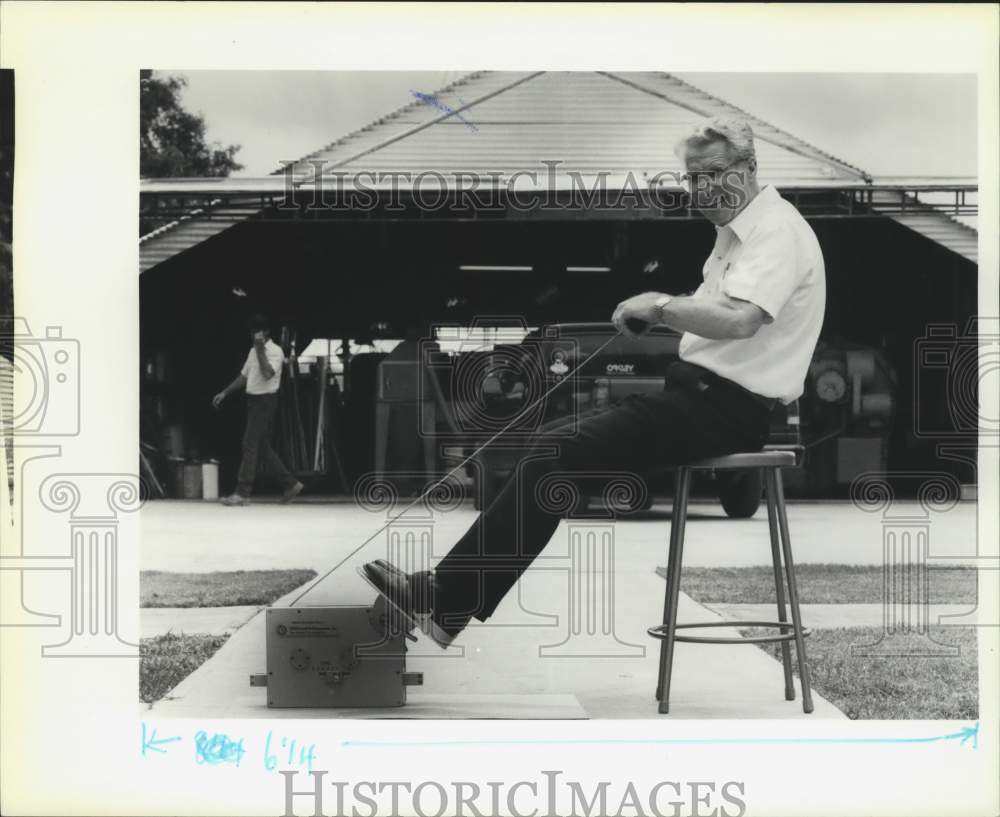 1990 Press Photo Inventor Henry Whitmore with one of his inventions. - sax15115- Historic Images