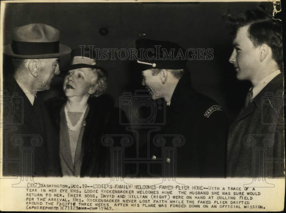 1942 Press Photo Eddie Rickenbacker welcomed by his family after his rescue- Historic Images