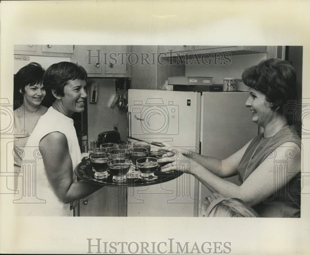 1966 Press Photo Barbara Young with other Gemini 10 astronaut wives celebrating