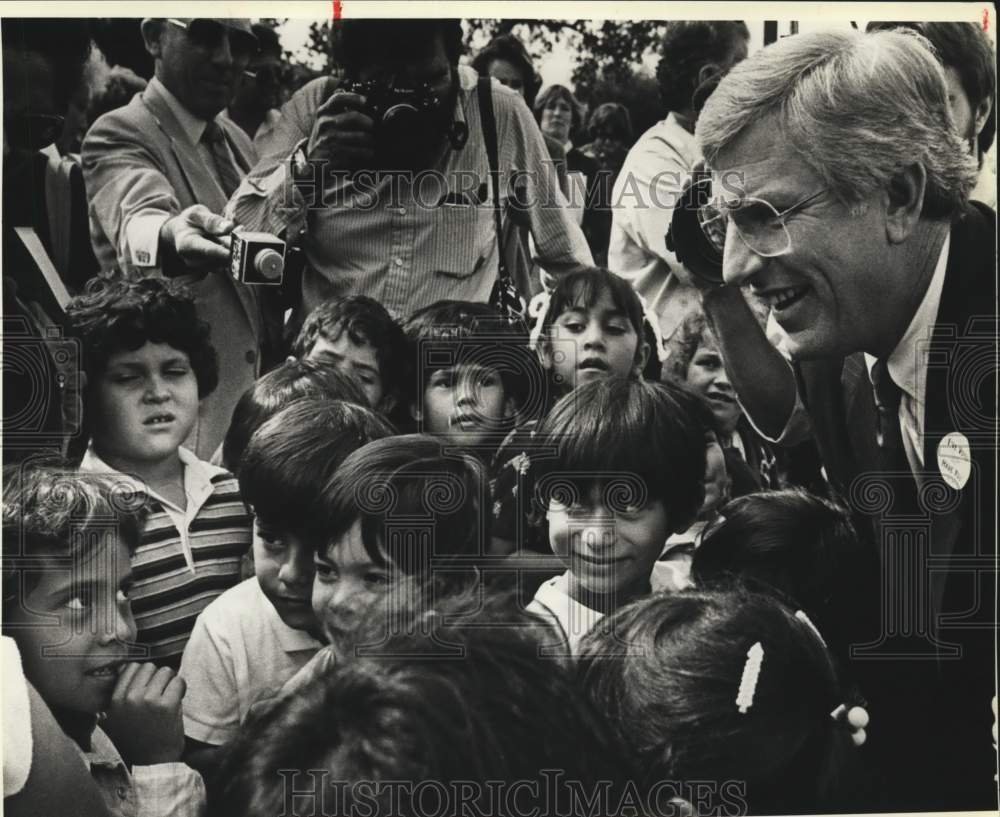 1986 Press Photo Governor Mark White campaigns at Collier Elementary School.