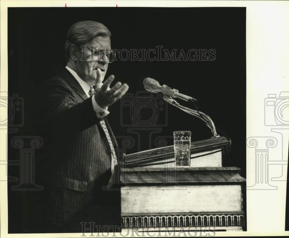 1983 Press Photo Helmut Schmidt poses at Trinity University - sax15776- Historic Images