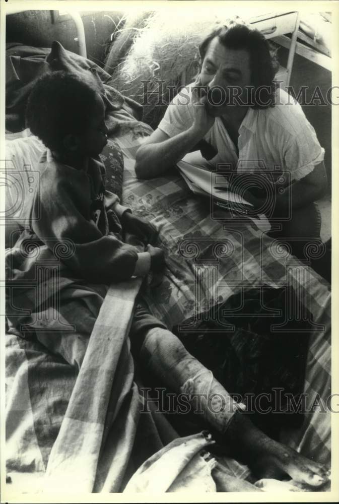 1992 Press Photo Dr. Chris Giannou talking with a landmine victim in Somalia