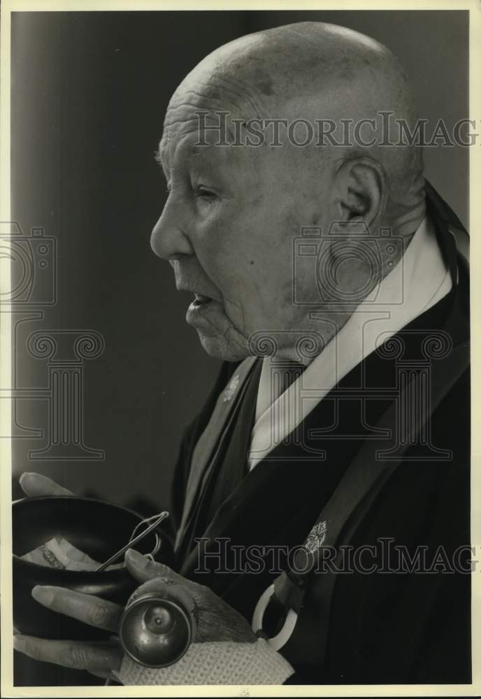 1983 Press Photo Japan-Priest in Tokyo attends to an infants' Shinto ceremony