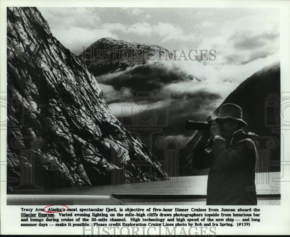 Press Photo Glacier Express passenger photographs Alaska's fjord Tracy Arm- Historic Images