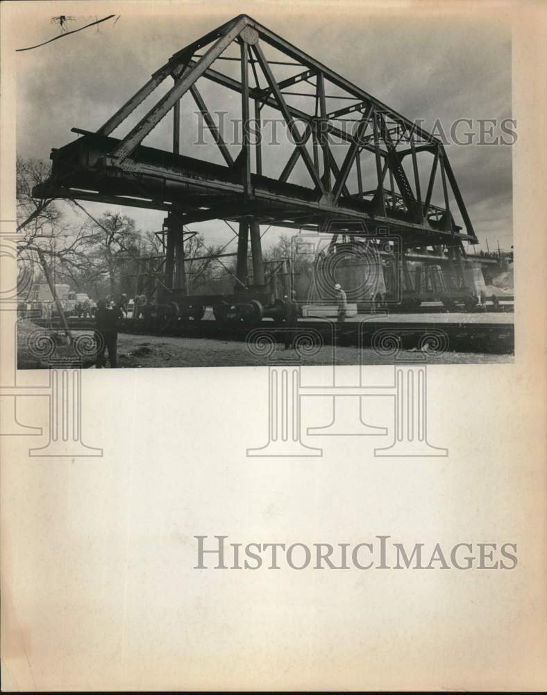 1970 Press Photo San Antonio Construction crew removing an old bridge- Historic Images