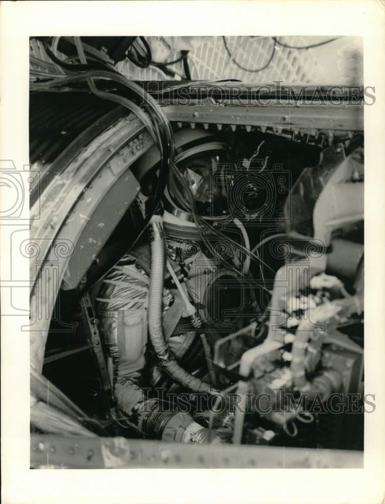 Press Photo NASA space astronaut inside spacecraft - sax17480