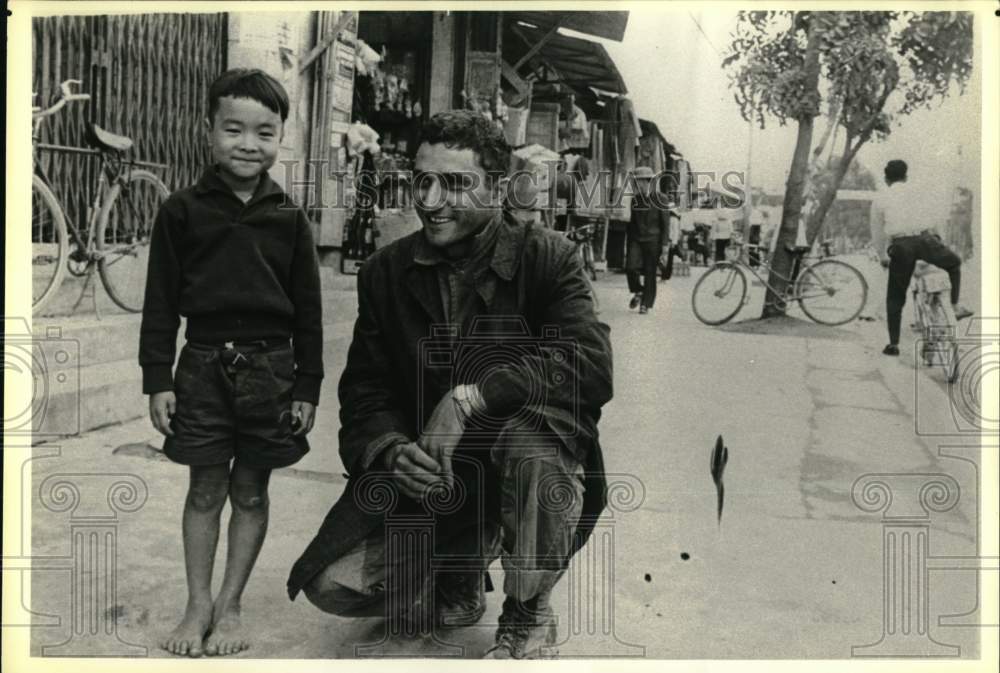 1966 Press Photo AP correspondent George Esper chats with Vietnamese boy- Historic Images