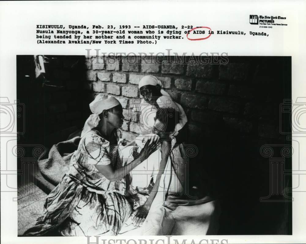 1993 Press Photo AIDS victim Nusula Manyonga tended by mother and aide