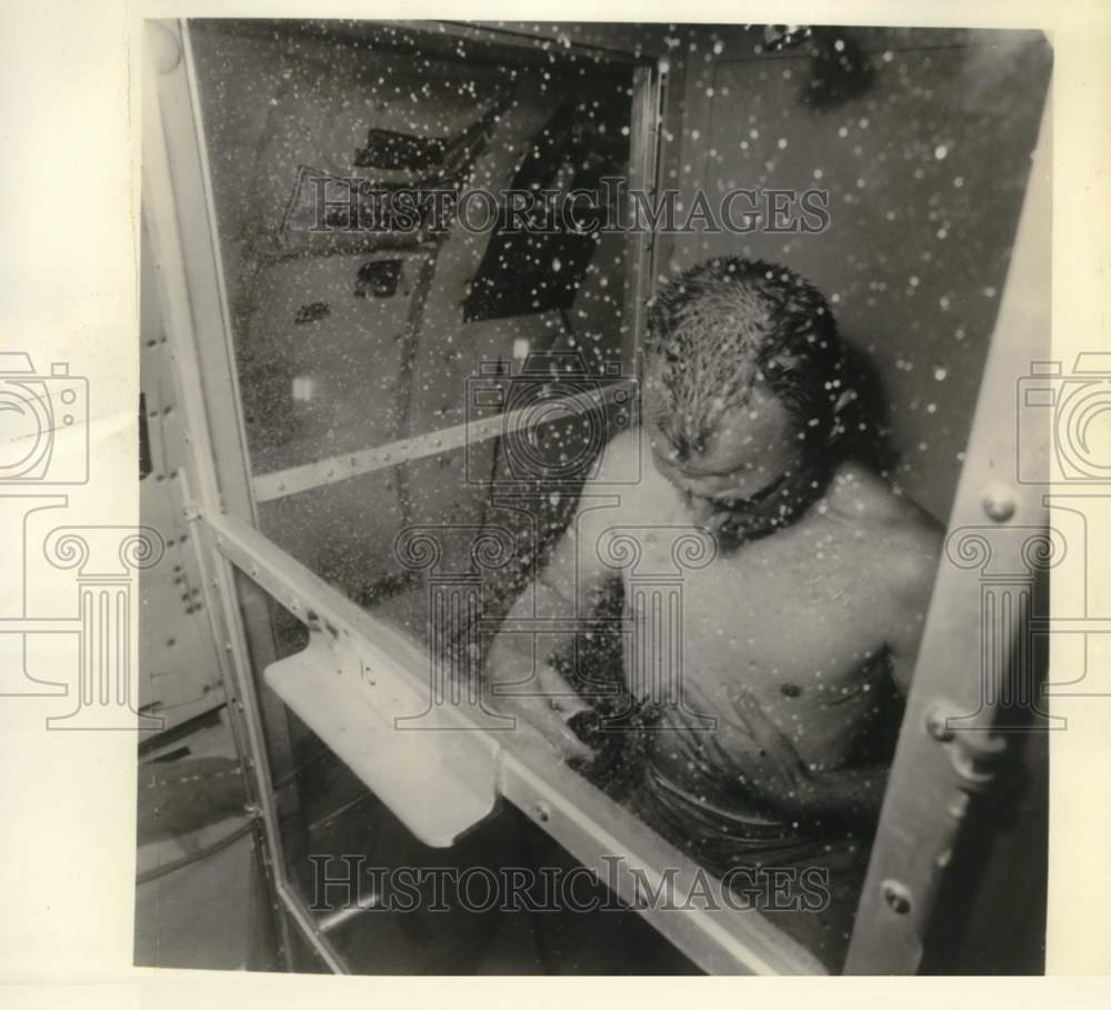 1967 Press Photo Martin Marietta&#39;s test subject in zero-gravity flow of water- Historic Images