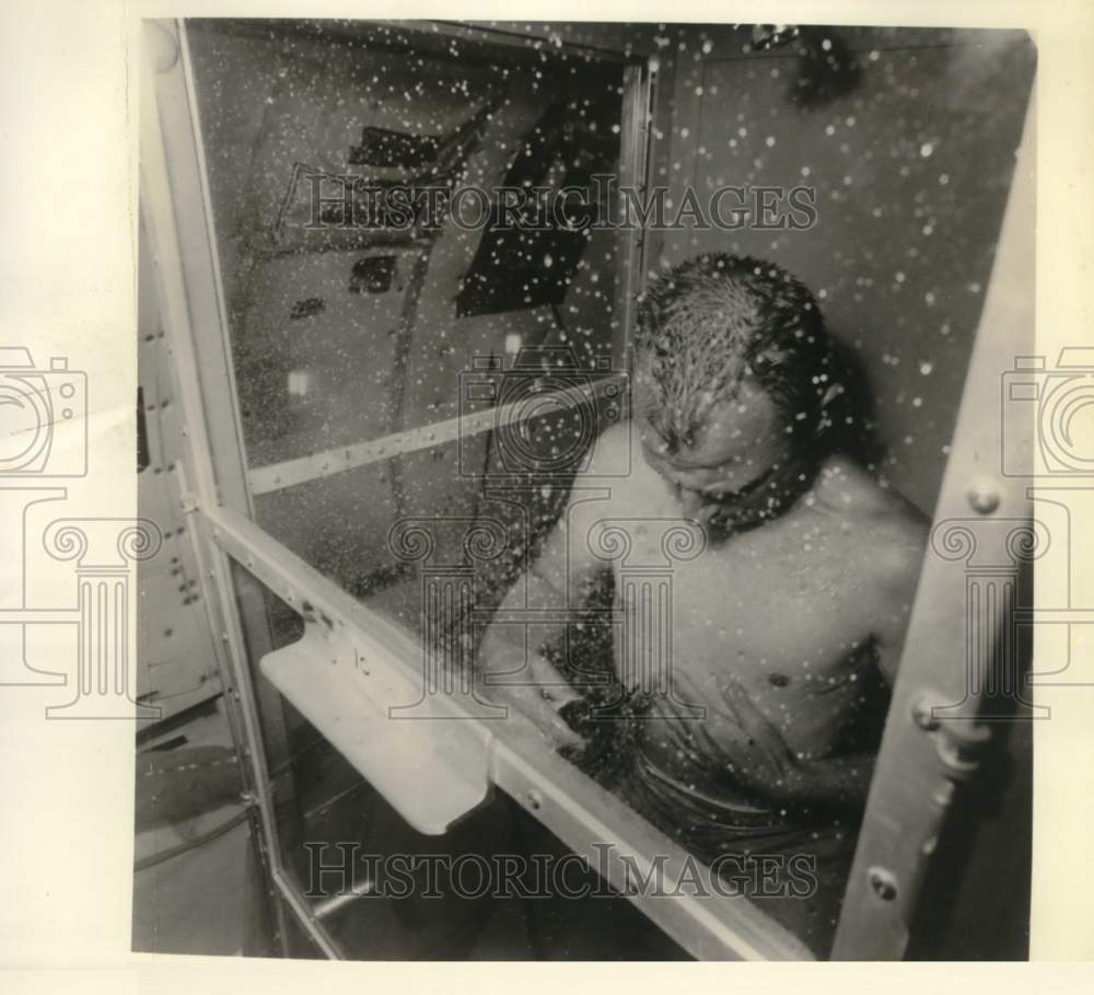 1967 Press Photo Martin Marietta's test subject in zero-gravity flow of water- Historic Images
