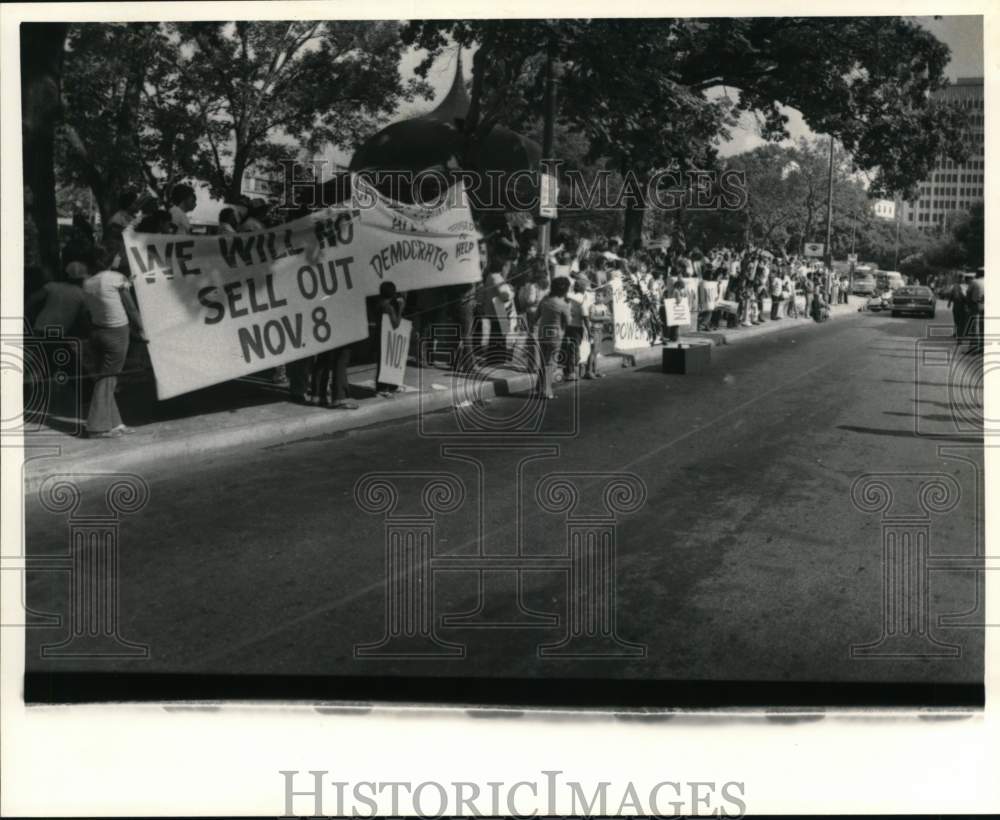 1978 Press Photo Demonstration at Rosalyn Carter's visit in San Antonio