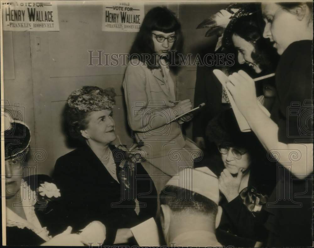 1944 Press Photo Women reporters interview Mrs. Henry Wallace in Chicago.- Historic Images
