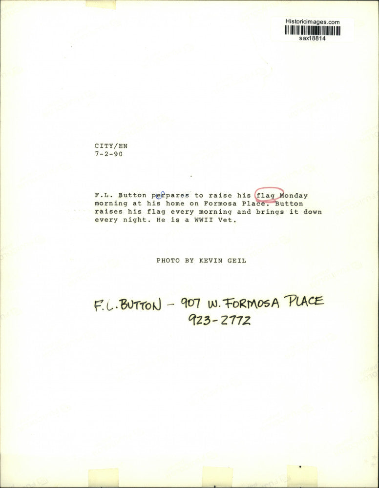 1990 Press Photo F.L. Button prepares to raise his flag at home on Formosa Place