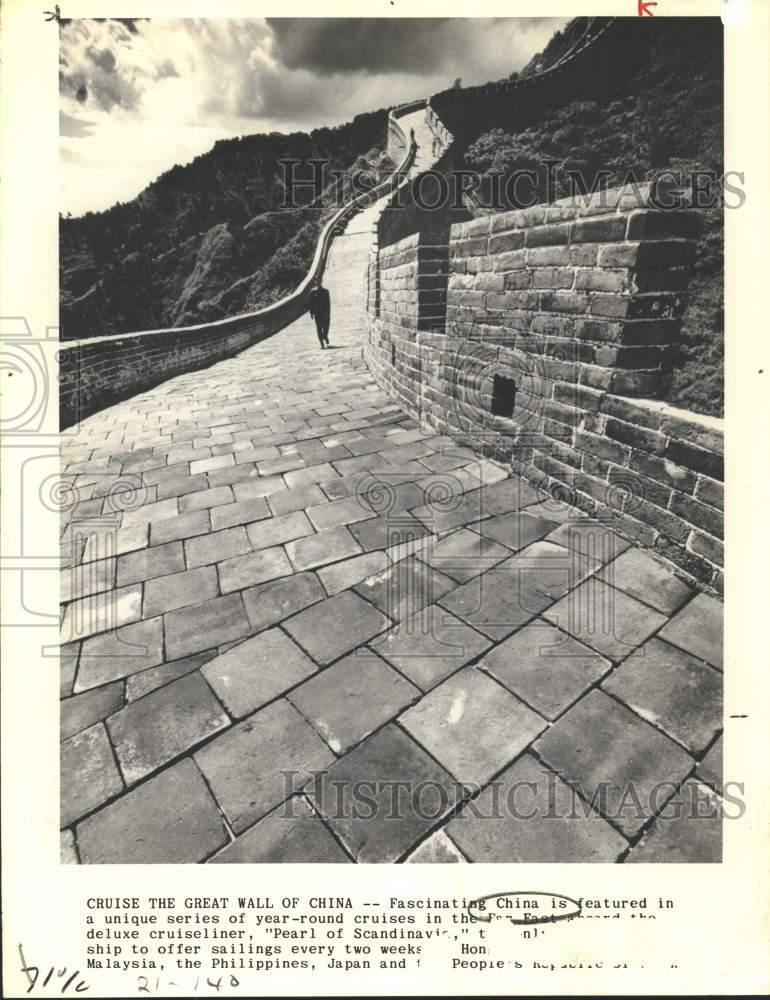 1982 Press Photo Person walking on the Great Wall of China - sax19040- Historic Images