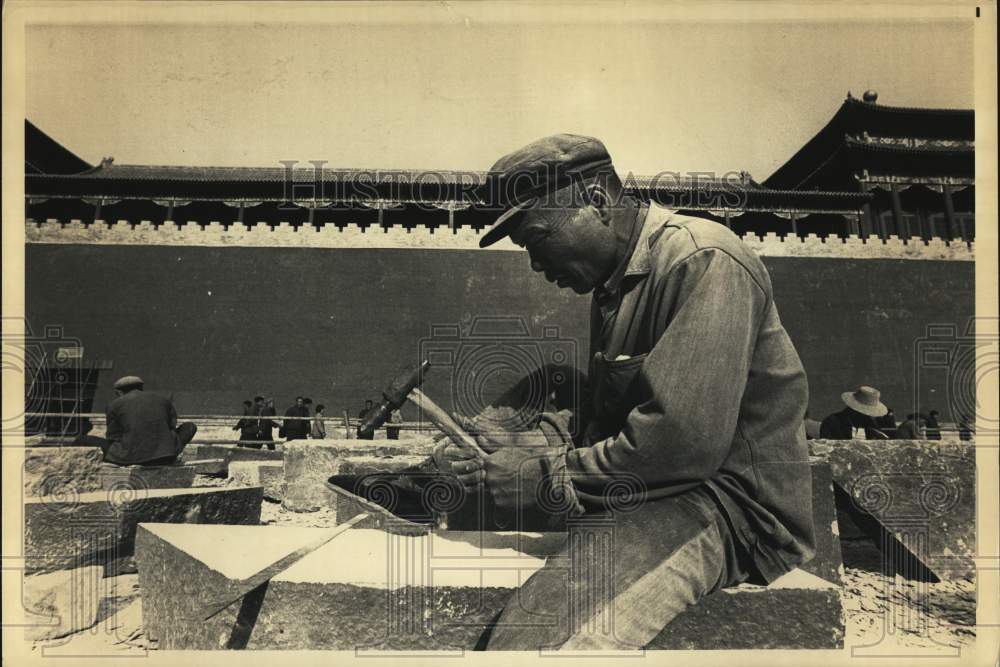 1988 Press Photo Beijing, China mason chisels and hammers at Forbidden City.- Historic Images