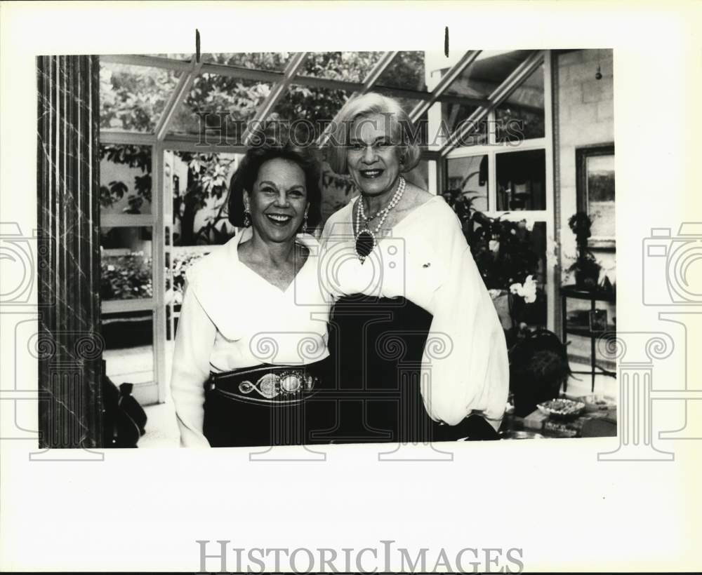 1991 Press Photo Patsy Johnson and guest of Art League Exhibit and Dessert.- Historic Images