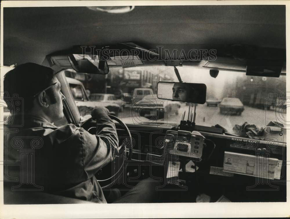 1970 Press Photo Cabbie Pilots His Taxi On Avenue Of The Americas, New York- Historic Images