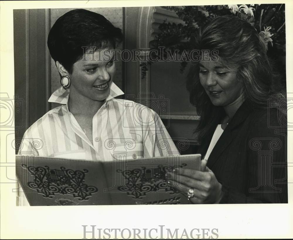 1986 Press Photo Stephanie Vives & Debbie McNabb at St. Anthony's. Texas- Historic Images