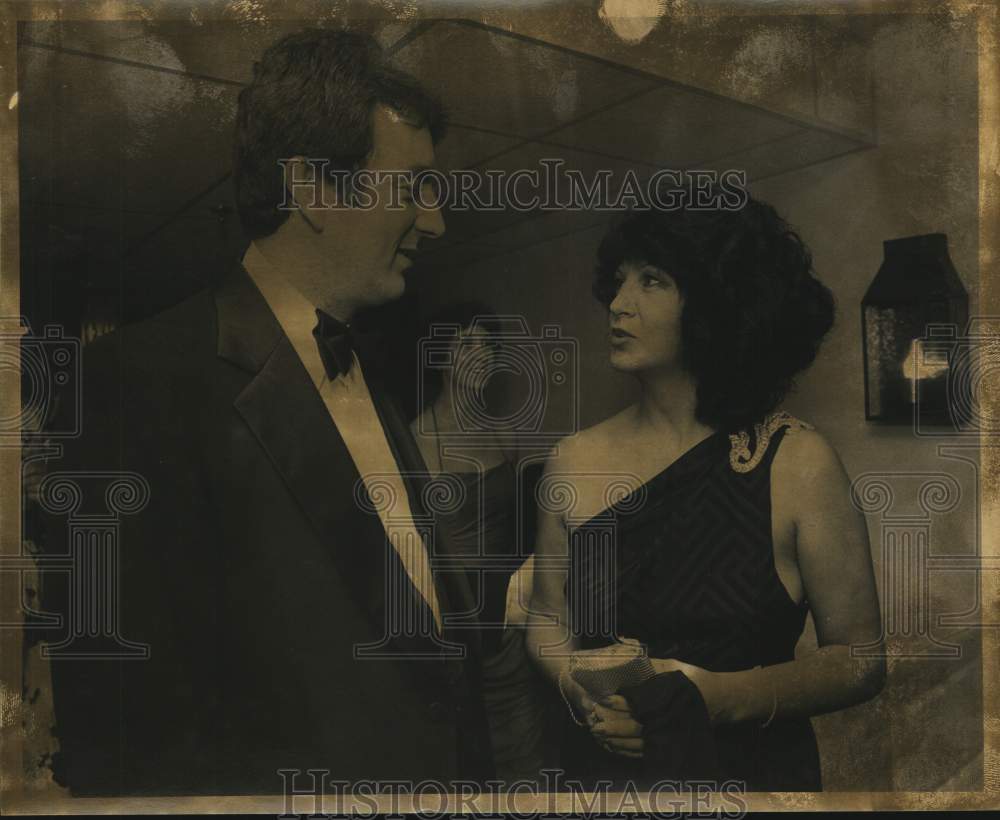 1979 Press Photo Tom & Toni Vincent chat at Marriott Hotel Benefit, San Antonio- Historic Images