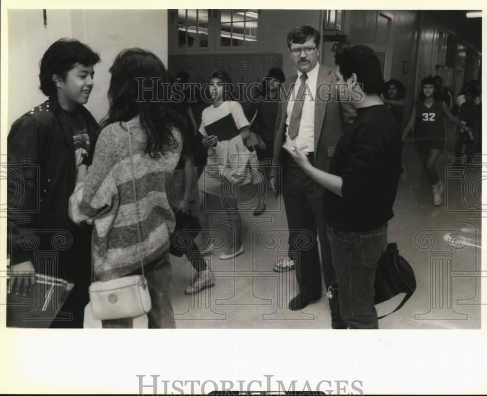 Press Photo Principal Steve Johnson &amp; students at Twain Middle School, Texas- Historic Images