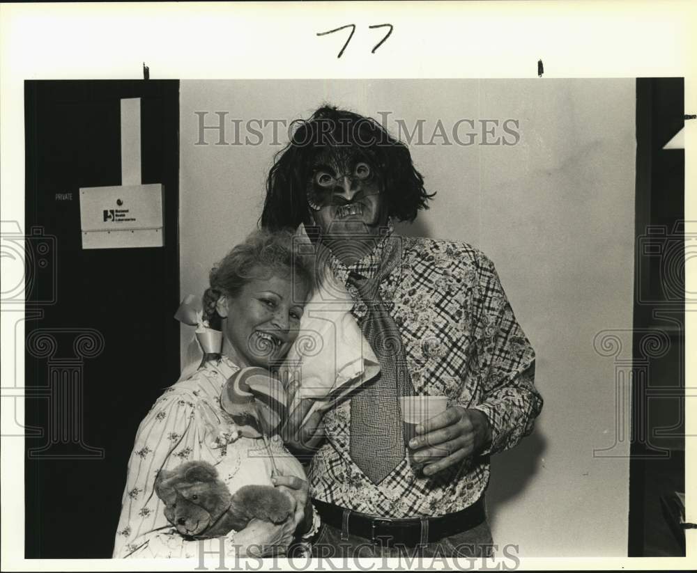 1986 Press Photo Charlene &amp; Robert Johnson at Methodist Plaza Costume Party, TX- Historic Images