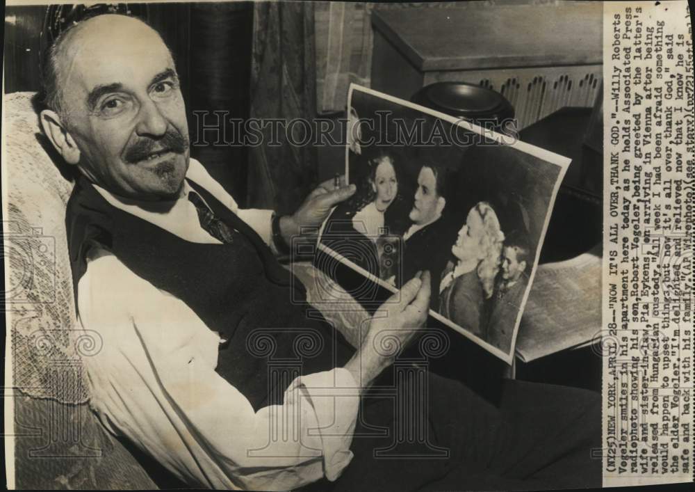 1951 Press Photo Willy Roberts Vogeler with photo of his son Robert, New York- Historic Images