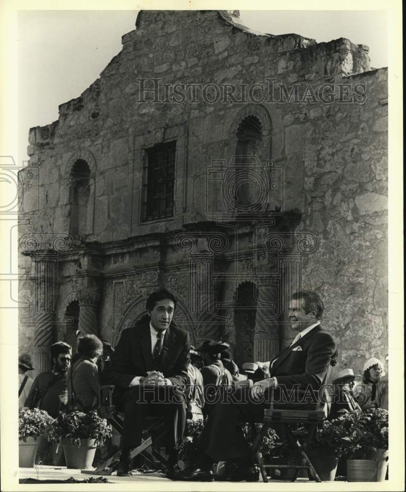 1986 Press Photo San Antonio Mayor Henry Cisneros and Pat Robertson at the Alamo- Historic Images