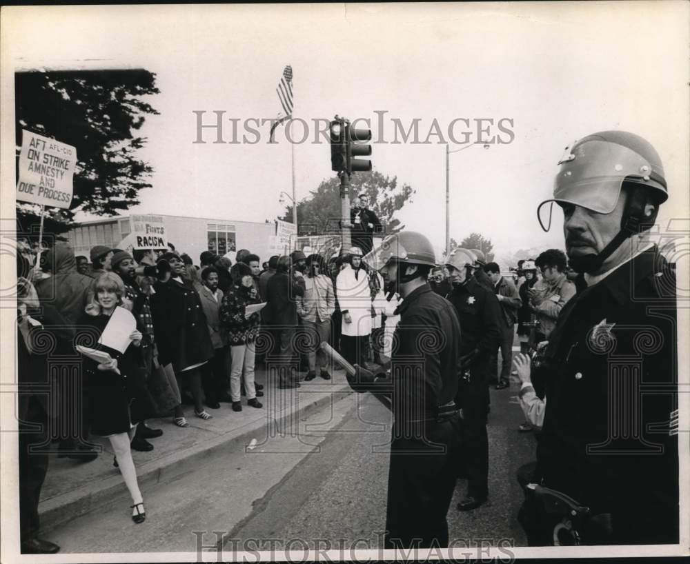 1969 Press Photo Students &amp; teachers picket at San Francisco State College- Historic Images