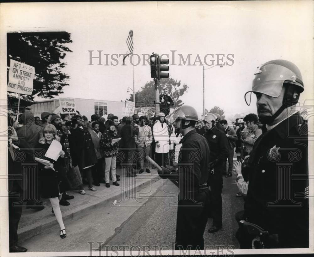 1969 Press Photo Students & teachers picket at San Francisco State College- Historic Images