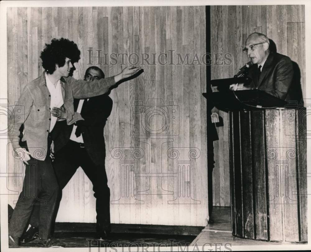 1969 Press Photo M.I.T. student confronts Prof. Walt W. Roston in protest- Historic Images