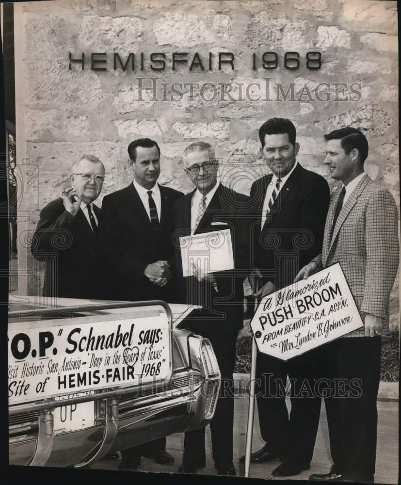 1966 Press Photo Beautify San Antonio Association officers at Hemisfair site- Historic Images