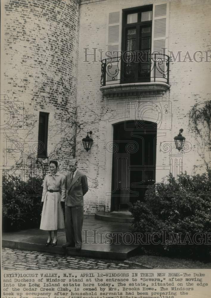 1948 Press Photo The Duke & Duchess of Windsor at "Severn's" entrance in NY- Historic Images