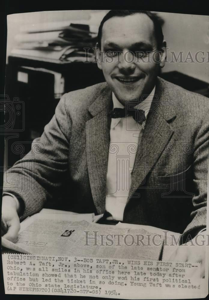 1954 Press Photo Robert Taft Jr. at his office in Cincinnati - sax20668- Historic Images