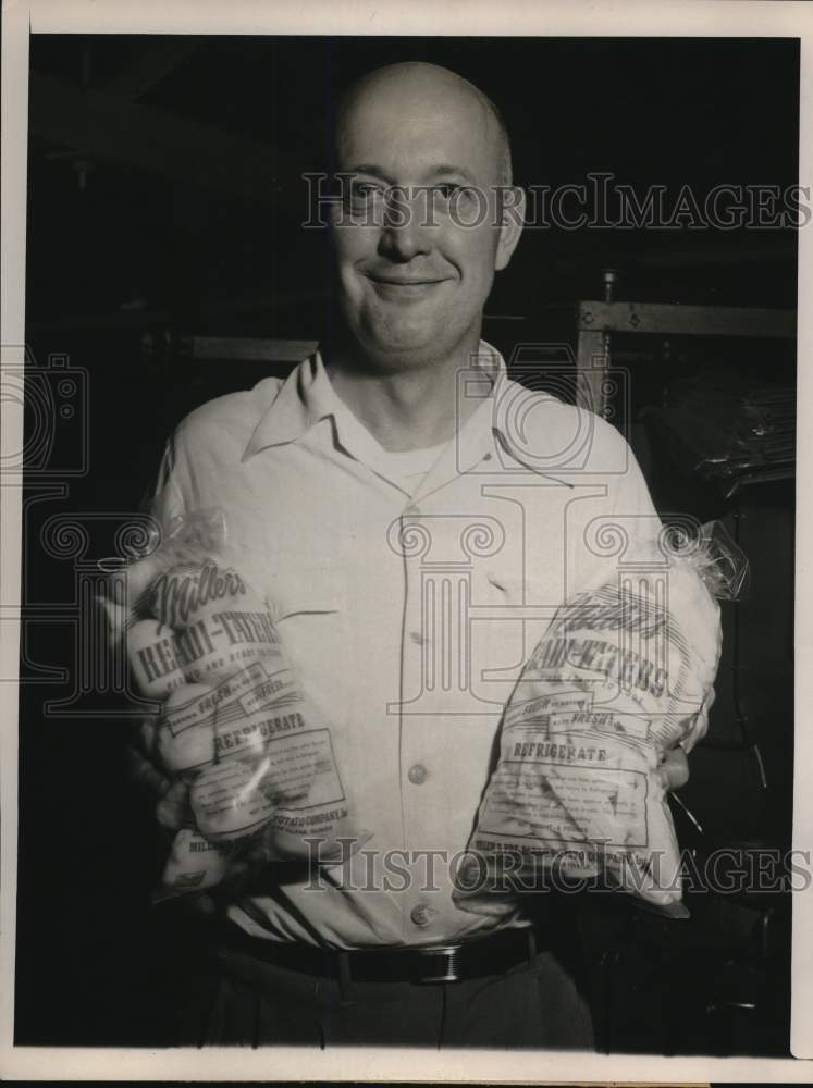 1949 Press Photo Clyde Miller with prepped cooking potatoes for grocery stores- Historic Images