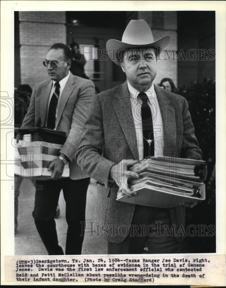 1984 Press Photo Joe Davis leaves Georgetown courthouse with boxes of evidence- Historic Images