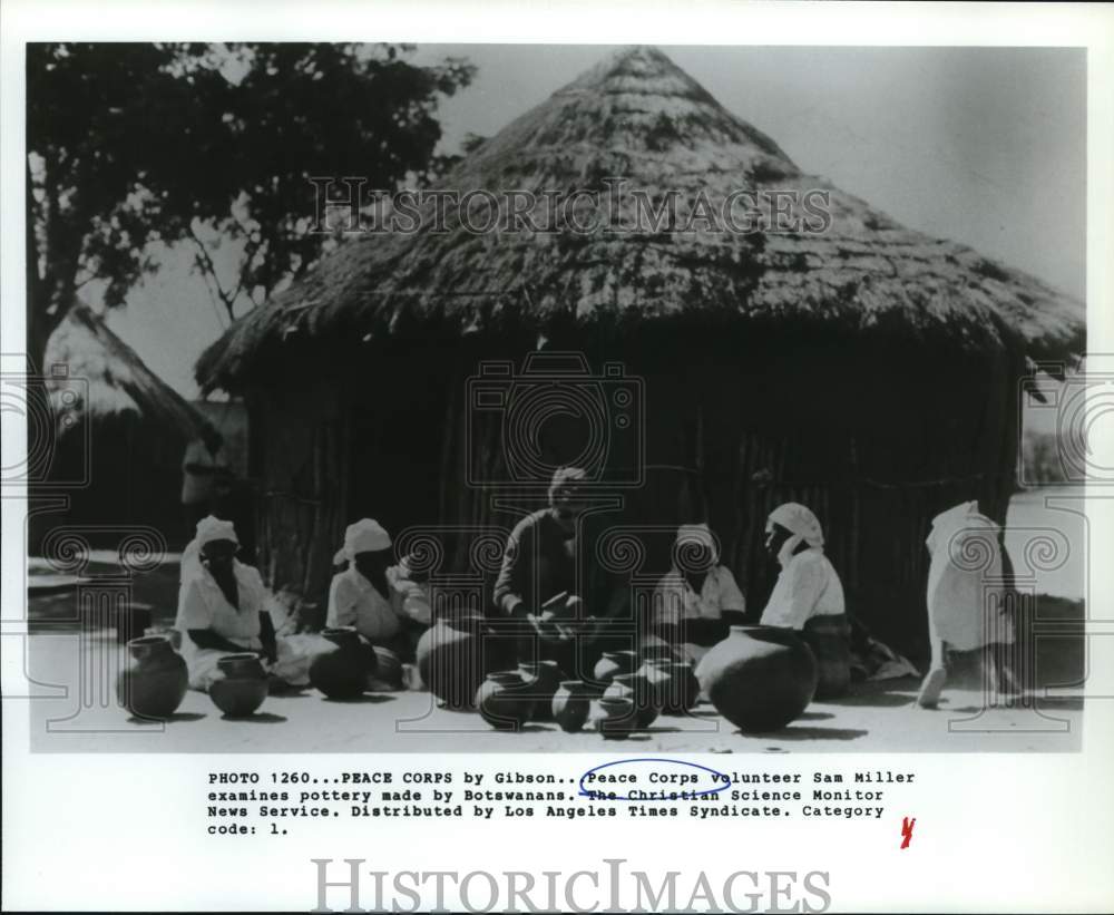 Press Photo Peace Corps volunteer Sam Miller examines pottery made by Botswanans- Historic Images