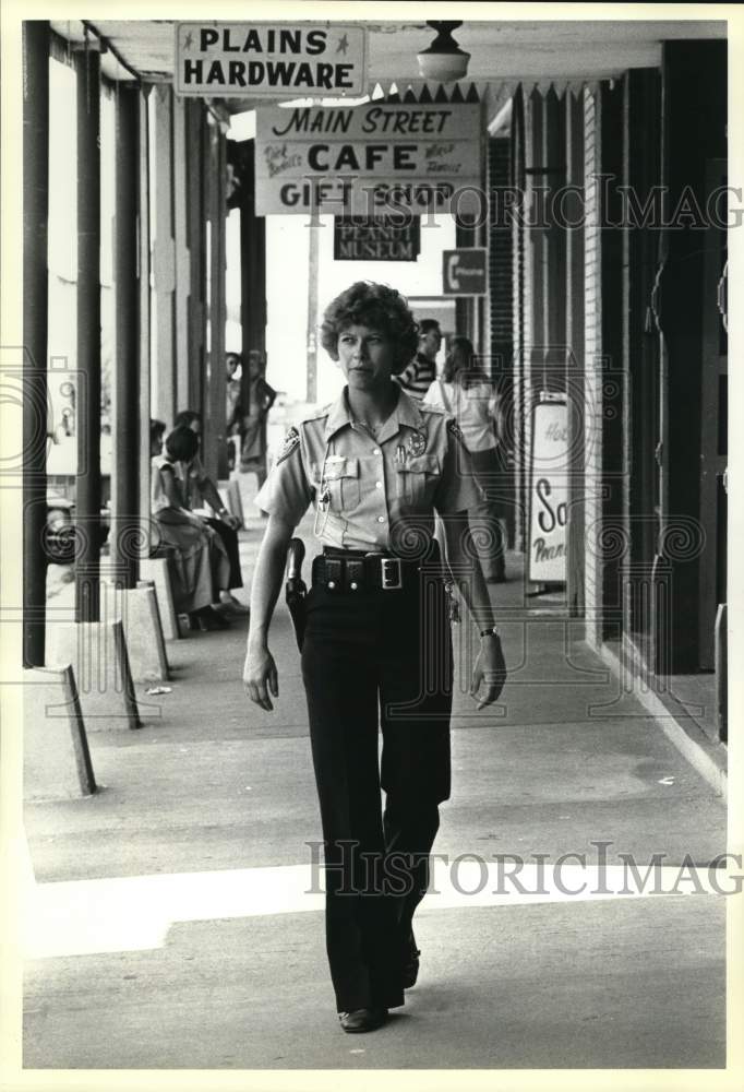 1979 Press Photo Officer Sherry Wise patrols a calm main drag in Plains, CA- Historic Images
