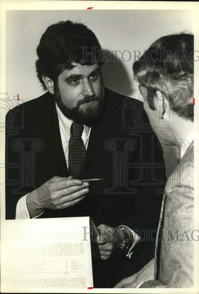 1981 Press Photo Laurence Stybel shows fired executive how to update resume- Historic Images