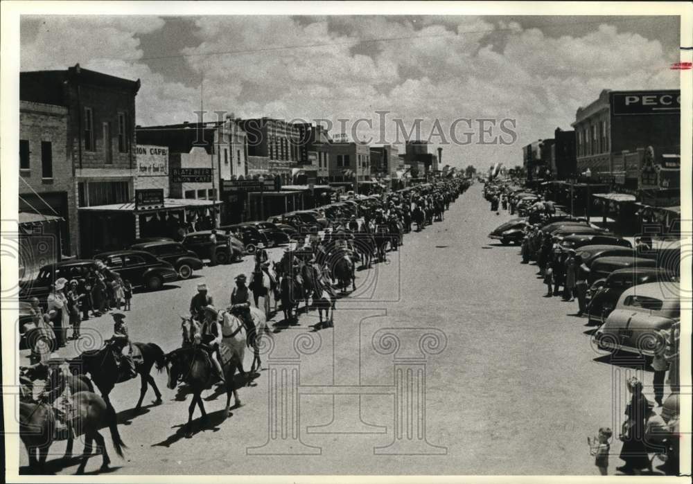 1983 Press Photo The grand parade of cowboys on Main Street in Pecos, Texas- Historic Images