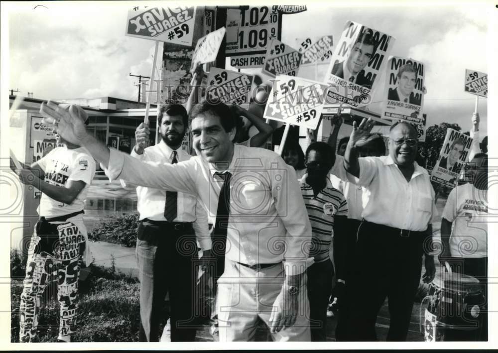 1987 Press Photo Miami Mayor Xavier Suarez waves during his campaign - sax21568- Historic Images