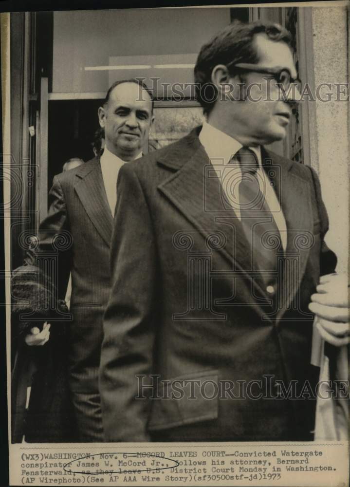 1973 Press Photo James W. McCord follows lawyer as they leave Washington court- Historic Images