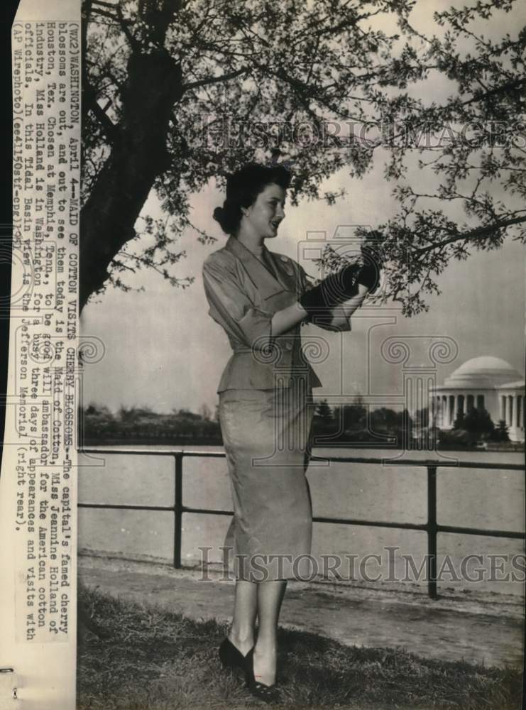 1951 Press Photo Jeannine Holland, Maid of Cotton, sees Cherry Blossoms in DC- Historic Images