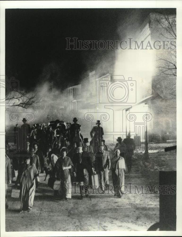 1980 Press Photo Fleeing citizens of Atlanta in a scene from &quot;Beulah Land&quot;- Historic Images