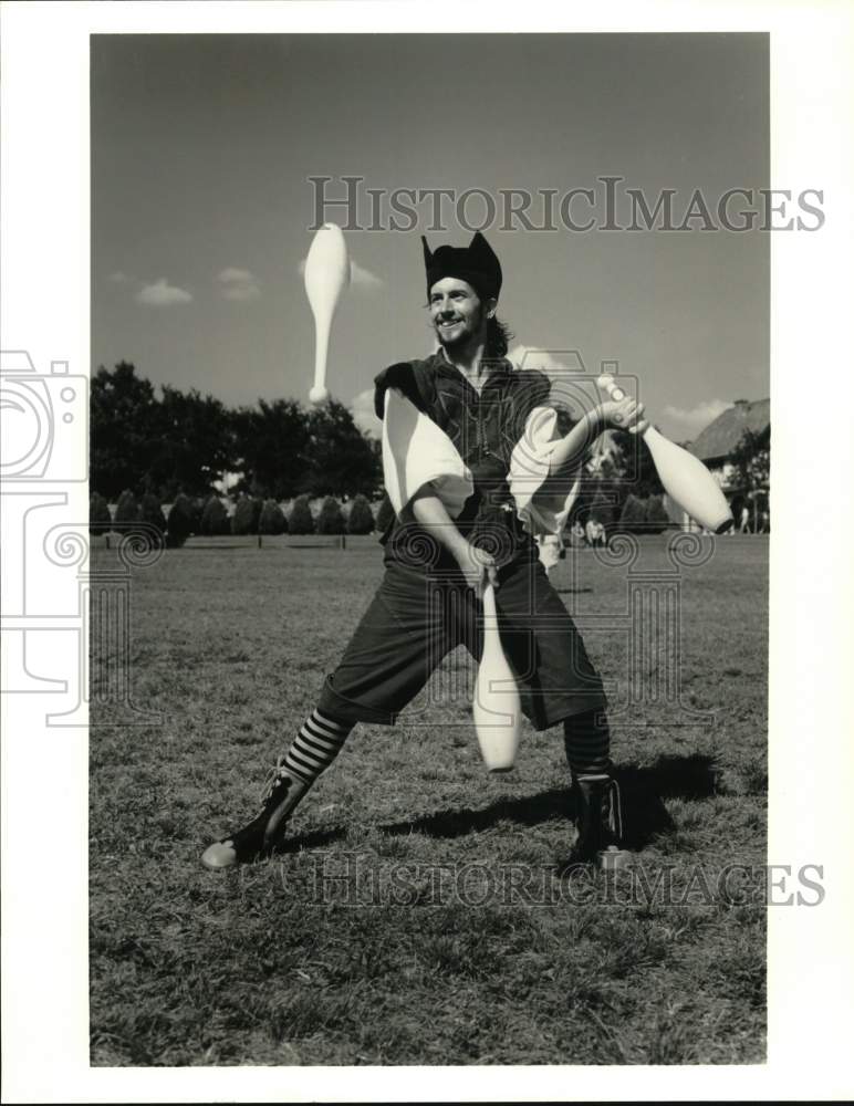 1995 Press Photo One of the jugglers at Scarborough Faire Renaissance Festival- Historic Images