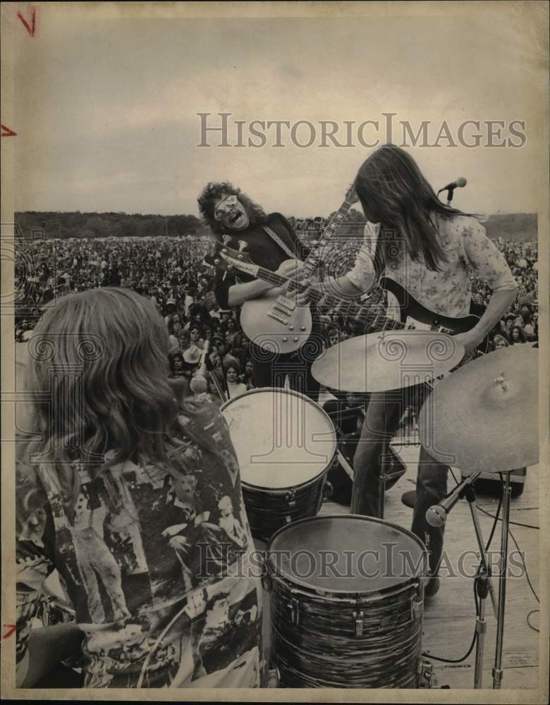 1974 Press Photo Crowd gathered to watch Rock Concert - sax21961- Historic Images