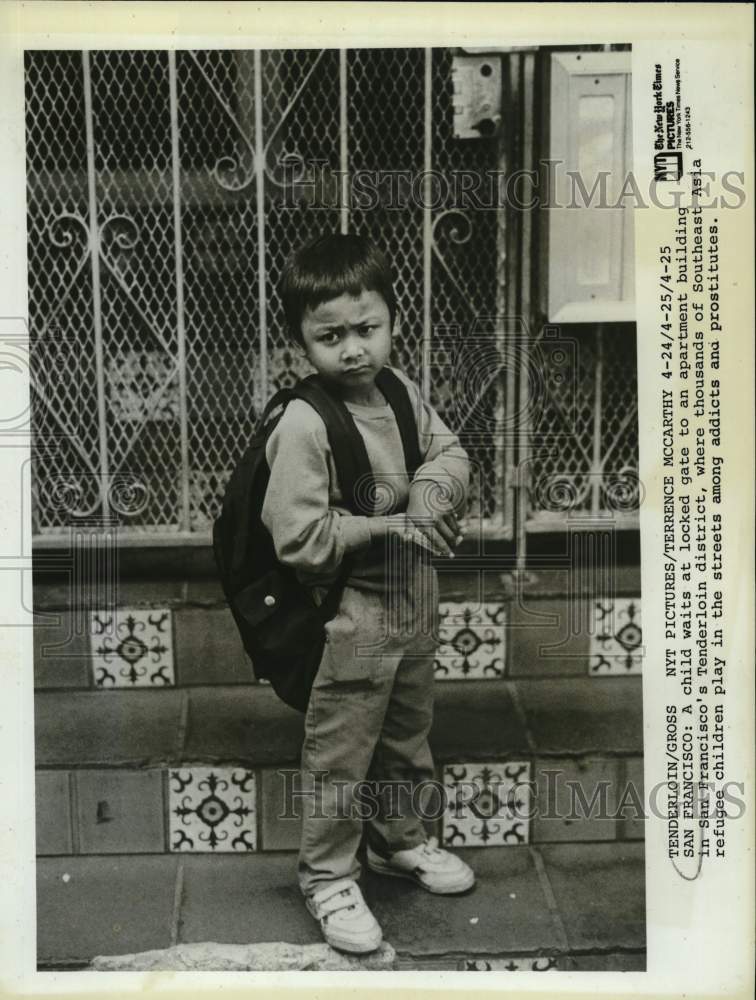 Press Photo Child waits outside Tenderloin district apartment in San Francisco- Historic Images