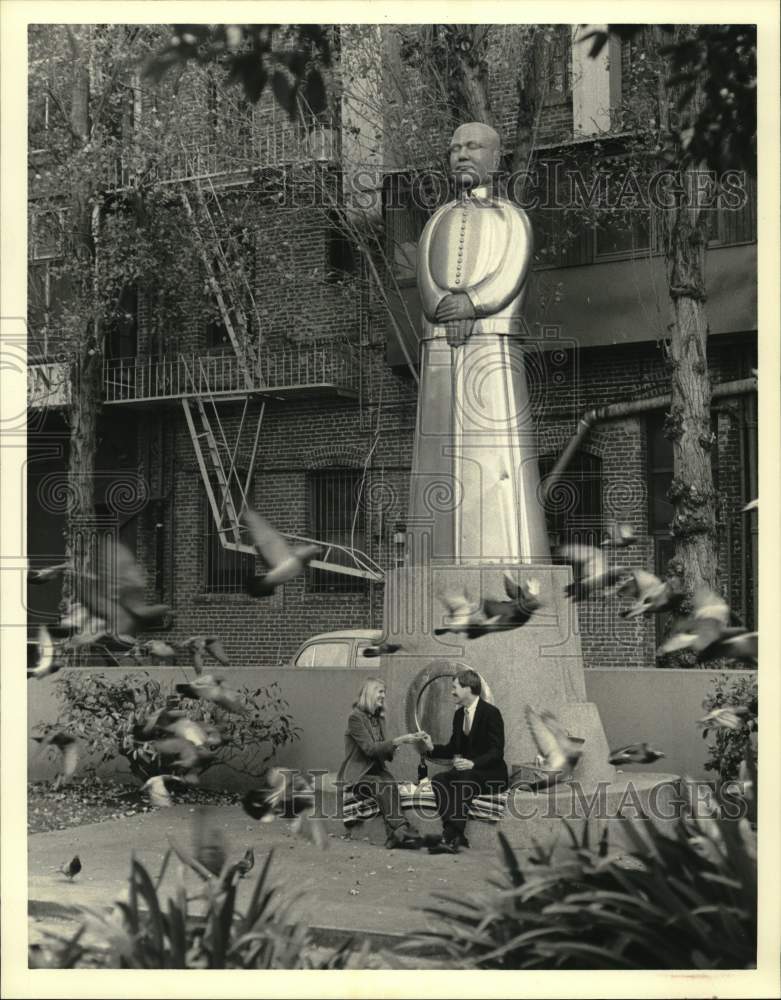 1984 Press Photo Picnickers at St. Mary's Square in San Francisco's Chinatown- Historic Images